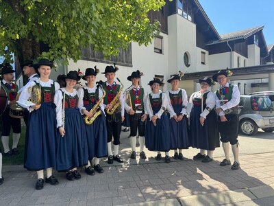 2025 30 Jahre Markterhebungsfest Umzug durch die Gemeinde
